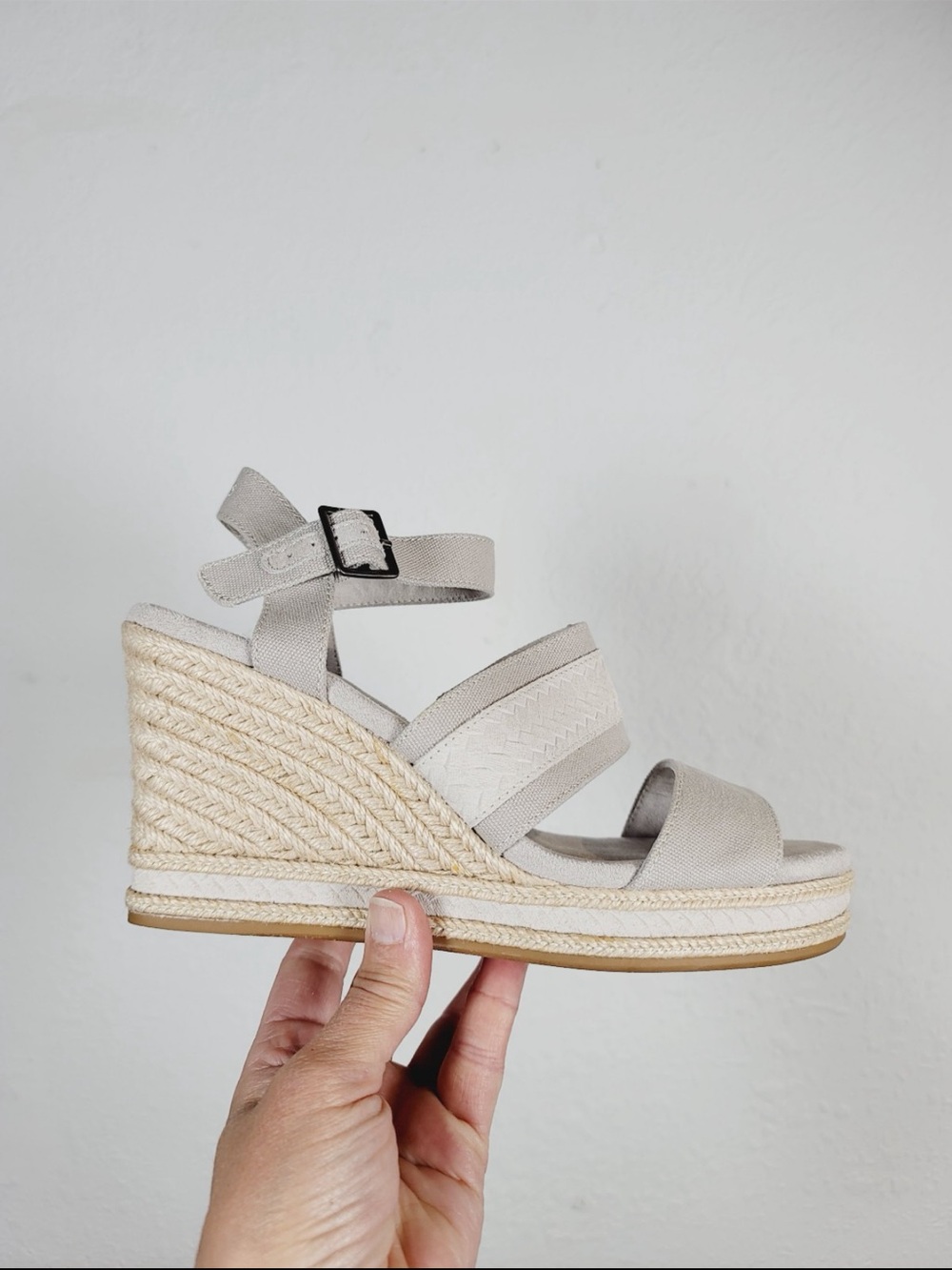 Tom’s Madelyn Wedge Espadrille Sandal in Light Gray, Size 8.5